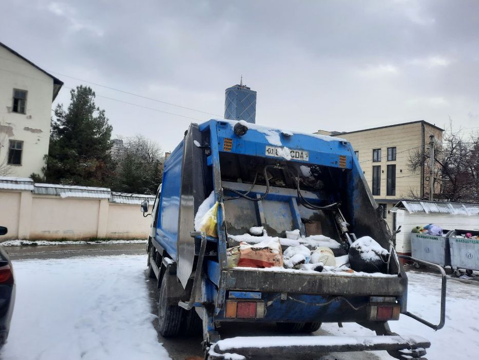 Musr tashuvchi Isuzu ning orqasi "bor"i deyiladi