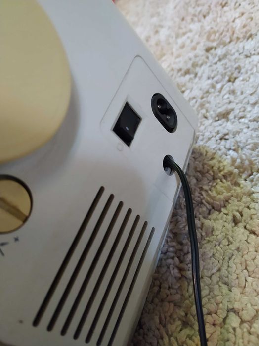 Продается швейная машинка Singer.Своя б/у. Нужна настройка.