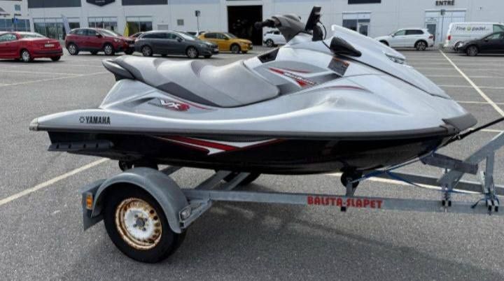 Gidrosikl yamaha  1.8 atmasferni  sukutir srochna sotiladi