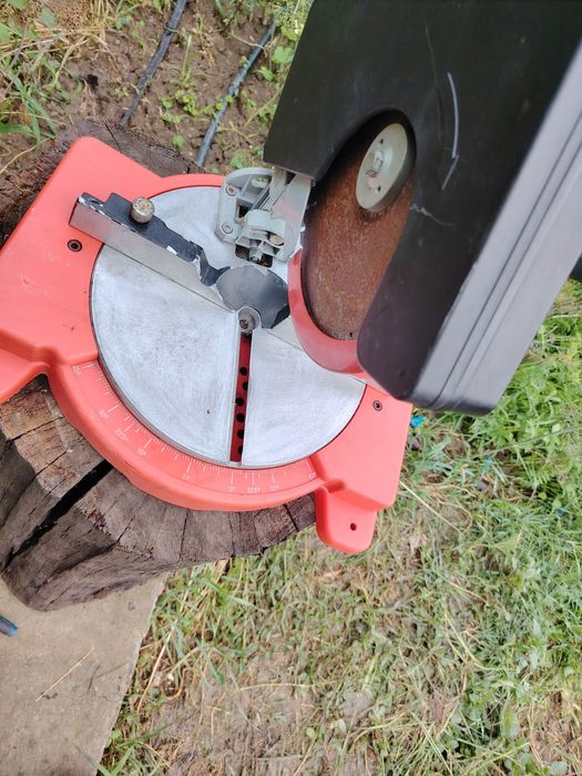 Mașină de tăiat parchet și lambriuri cu tăiere până la 45°iuri cu deschidere de 45°