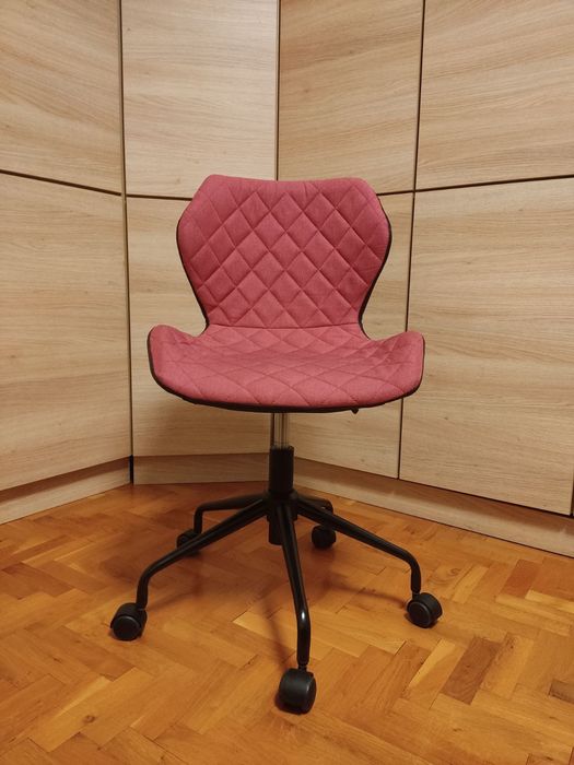 Атрактивен  стол с тапицерия