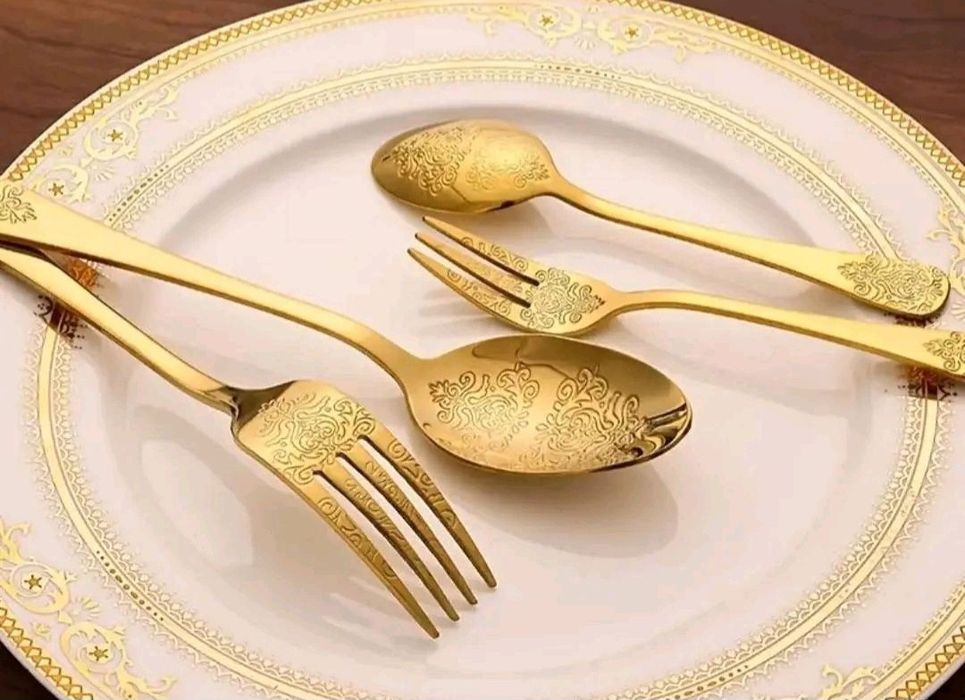 Луксозен Комплект Златни Прибори с Барокови Гравировки
​Превърнете вс