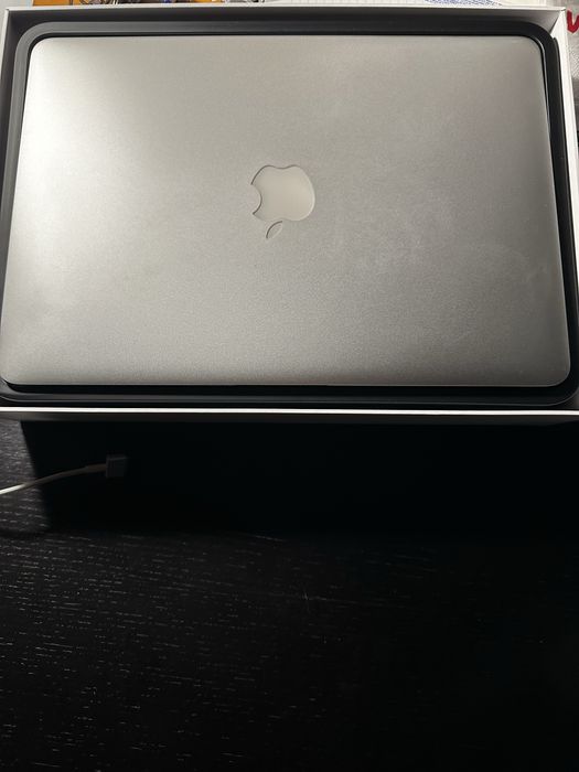 Macbook Air 13 inch 240 ssd i5 la cutie
