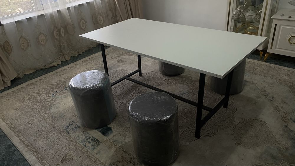 Стол с пуфйкамй