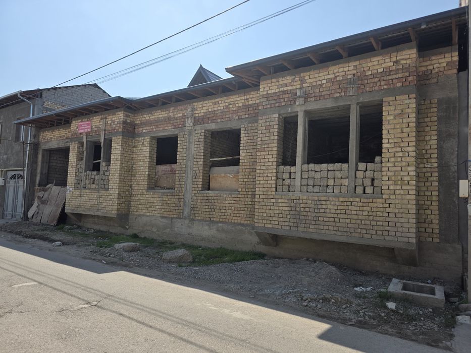 Продаётся участок 6 соток, 6 комнат , коробка.