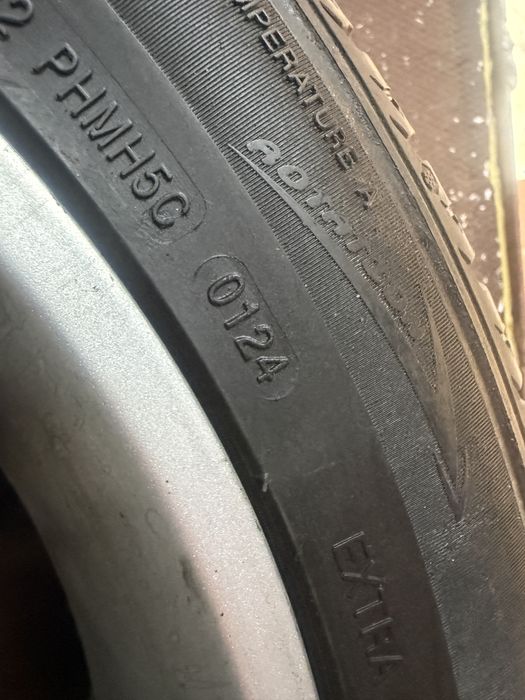 Vînd 4 jante cu cauciucuri