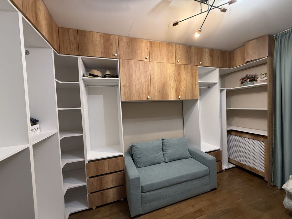 Dresing in forma de U in toata camera cu sau fara pat