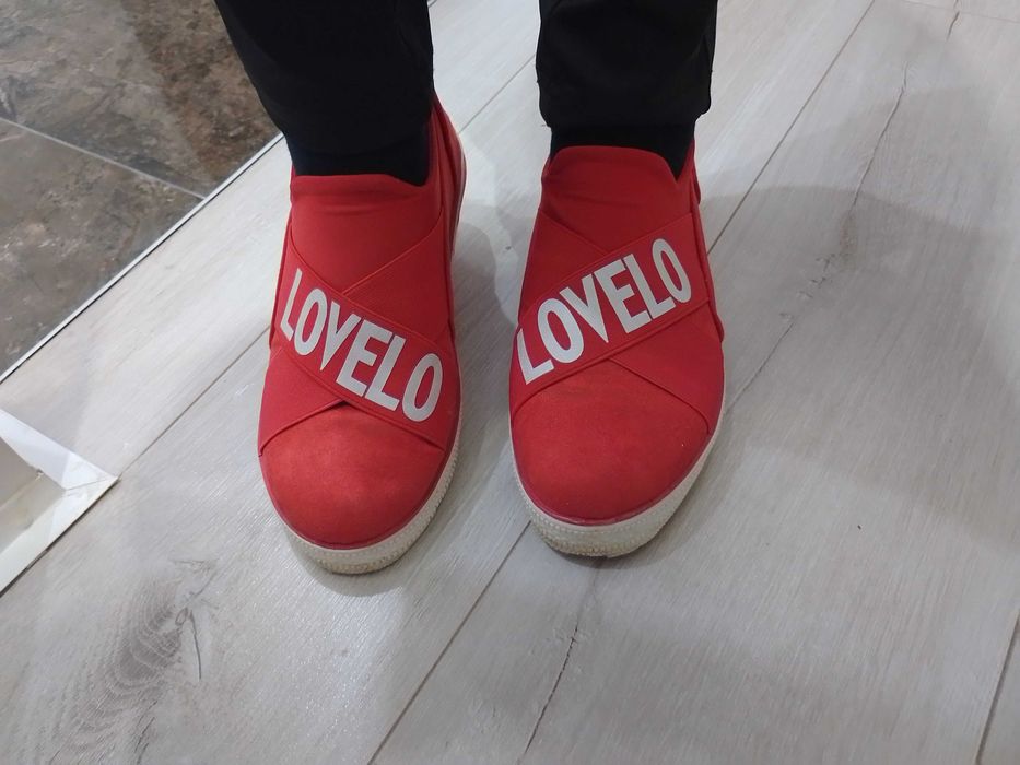 Дамски спортни обувки