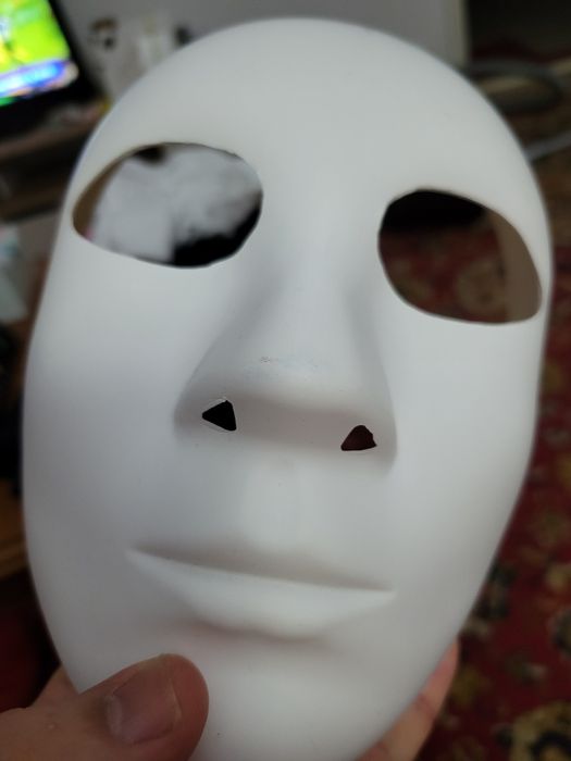 Masca alba cu snur