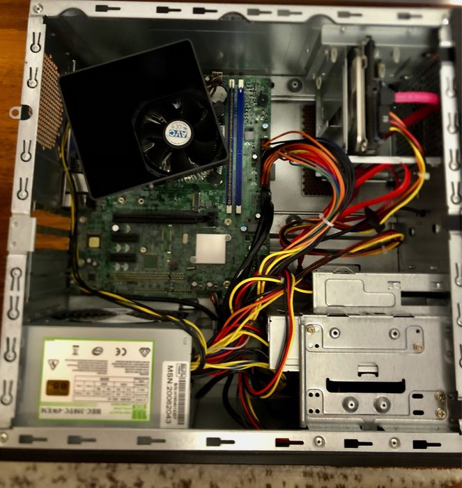 Vand PC i3 DDR4 + Monitor 23" – Perfect funcțional