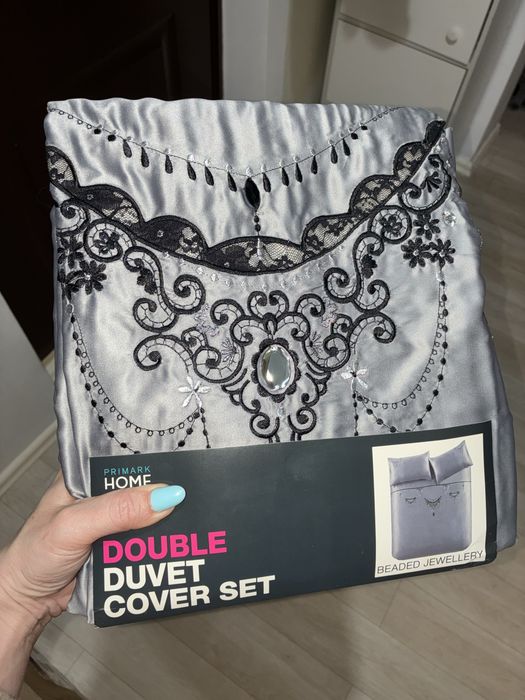 Lenjerie de pat satinata cu pietre, broderie si dantela