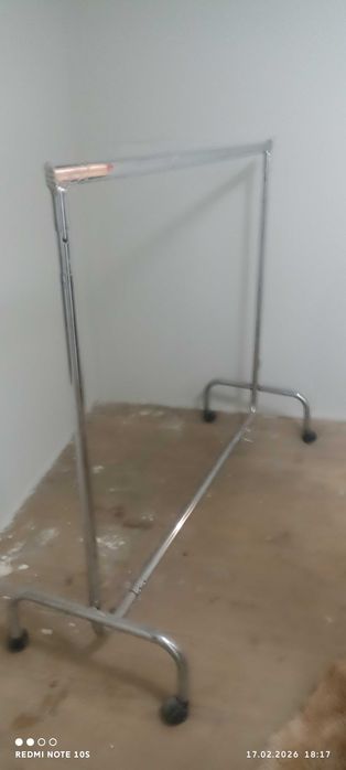 Професионален метален щендер Terranovaна колела