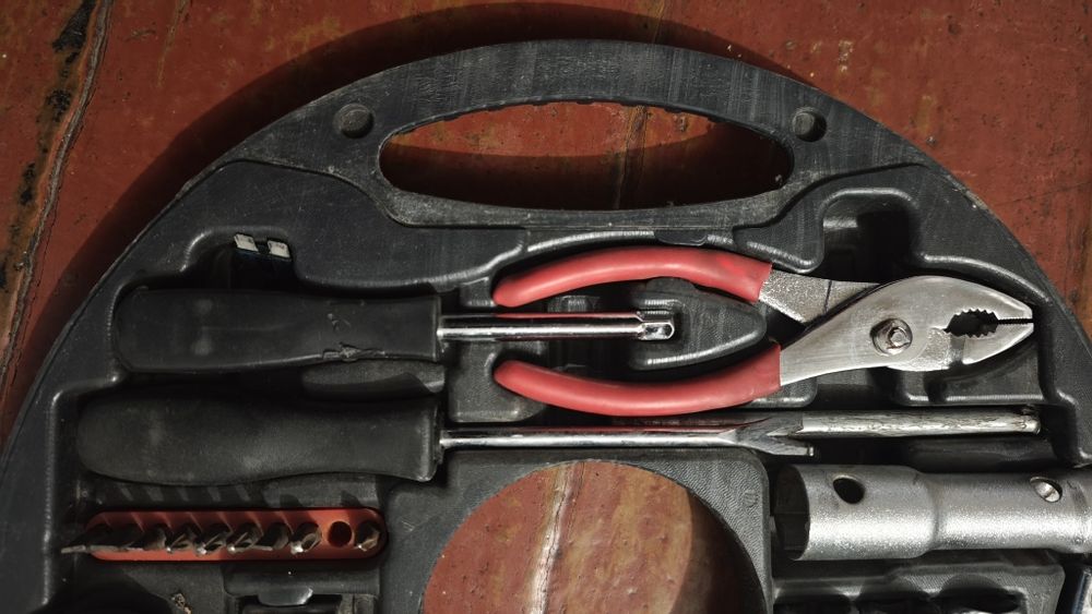 Набор инструментов в контейнере