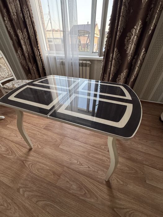 Продам обеденный стол со стульями