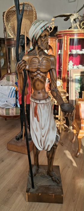 Голяма дървена фигура