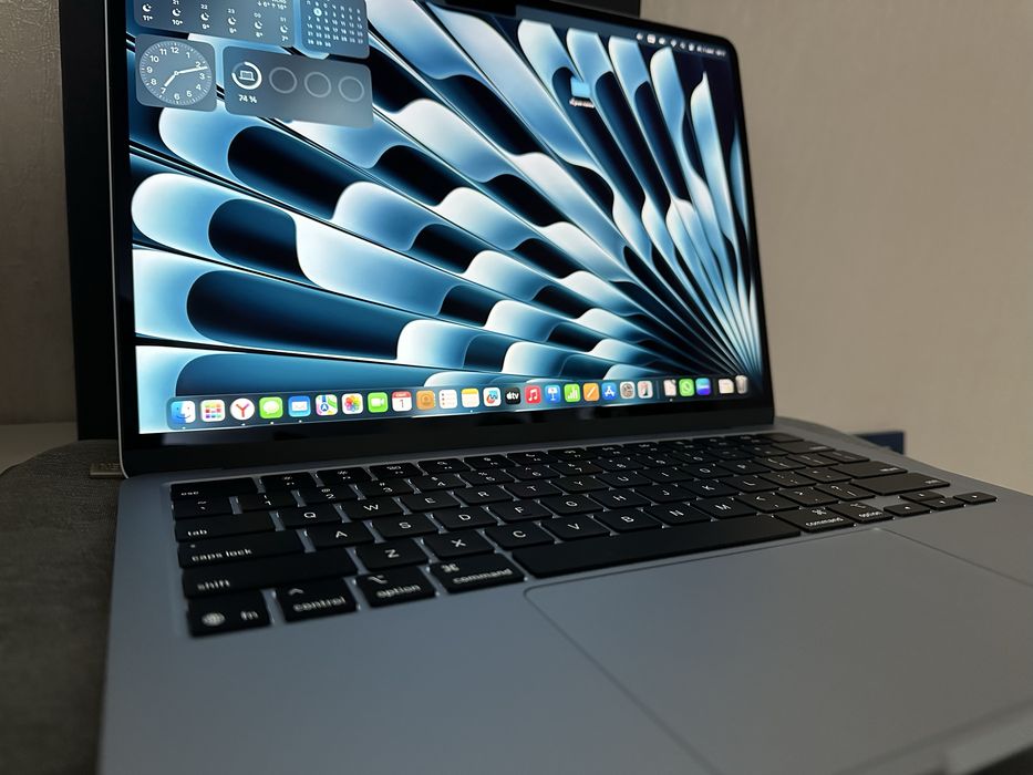 Продам Macbook Air 13 M4 16/512