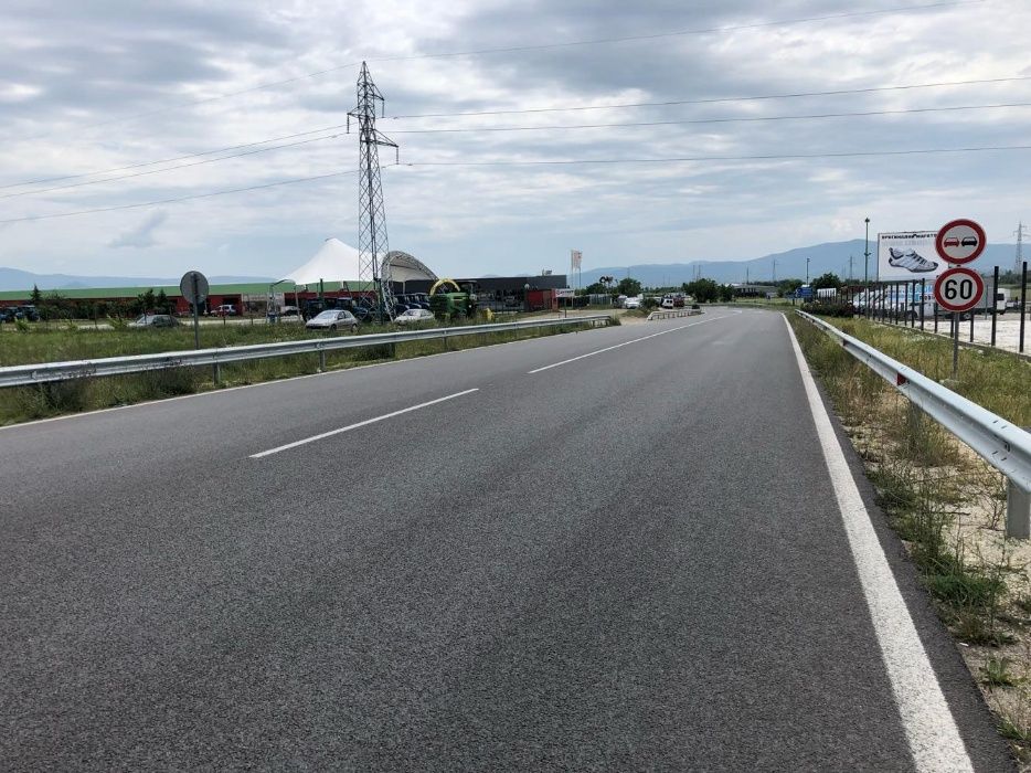 5,600 дка, изхода за Пловдив, с лице, град Карлово