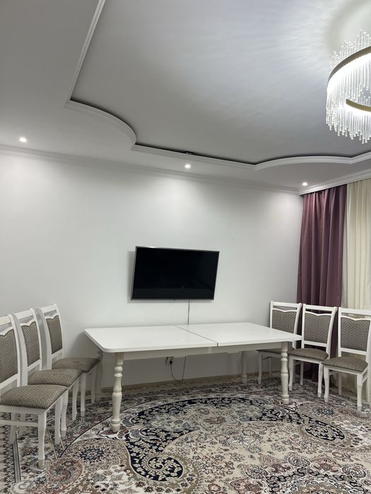 Стол и стулья для гостиной