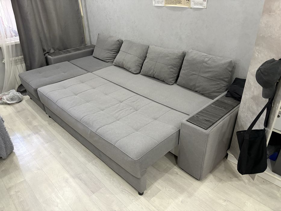 Большой диван,Серооо цвета