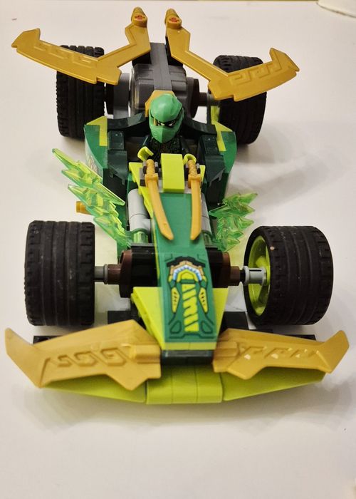 LEGO Ninjago - Masina de curse pull-back a lui Lloyd (71828)
