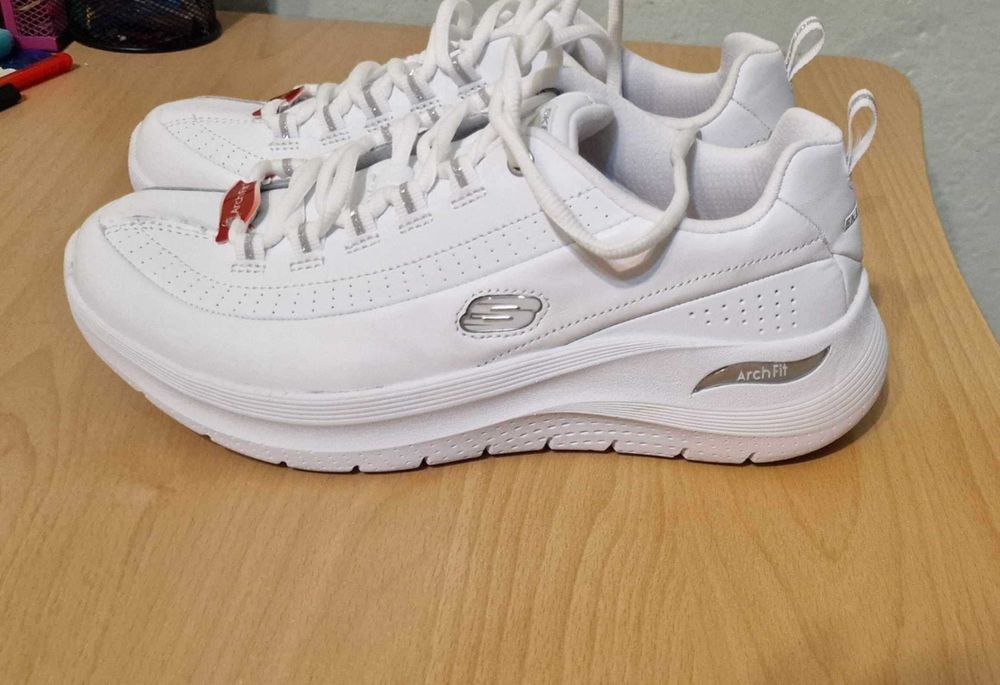 Бели дамски маратонки Skechers с ортопедична стелка Arch Fit  38 номер