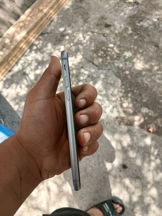 IPhone 8 pe spate scrie iPhone s