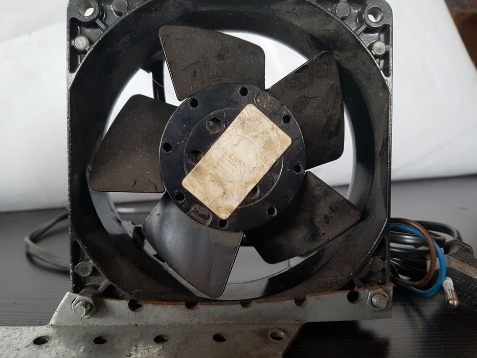 Vand ventilatoare mici sunt 10 cm si 15 cm  conectate cate 5