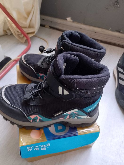 Продавам ботуши и маратонки.