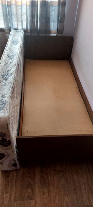 Продаются  одно спальные кровати с матрасами и подушками