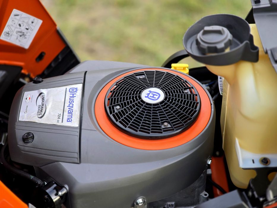 Tractoras gazon iarba Profesional Husqvarna USA 724 cm3 22 cp Briggs and Stratton start/stop + mulcere  2 cutite 115 latime Full!! Impecabil!