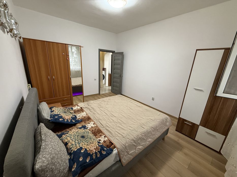 Inchiriez apartament cu 2 camere, parcare privata