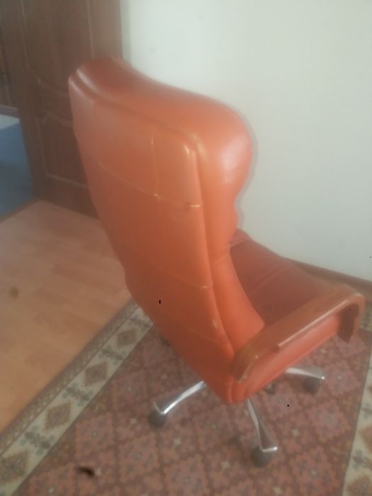 Кресло руководителя. Кожа.. 35000тг.