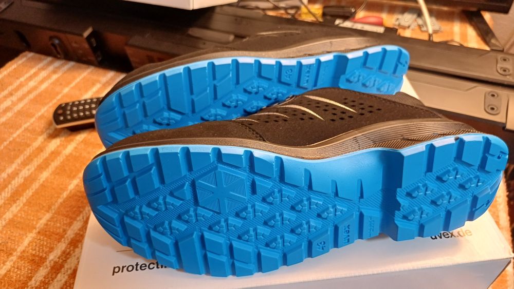 De vanzare bocanci de lucru cu protectie si ESD UVEX