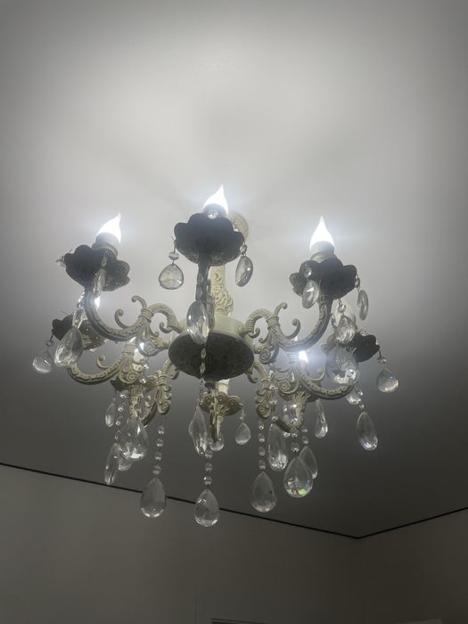 Продаю ковер 3/4 и люстру.