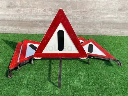 Аварийные знаки на Мерседес