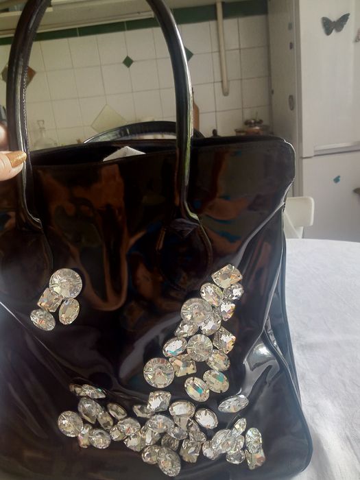 Продам женскую сумку новую лакированная,со стразами