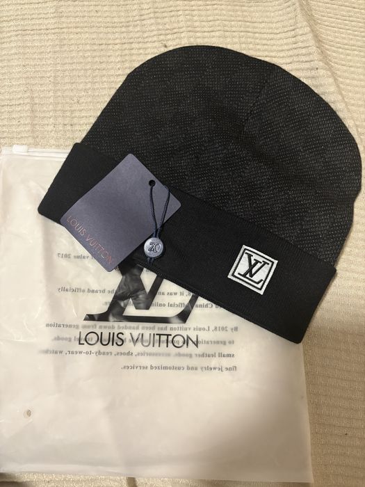 vand caciula lv noua