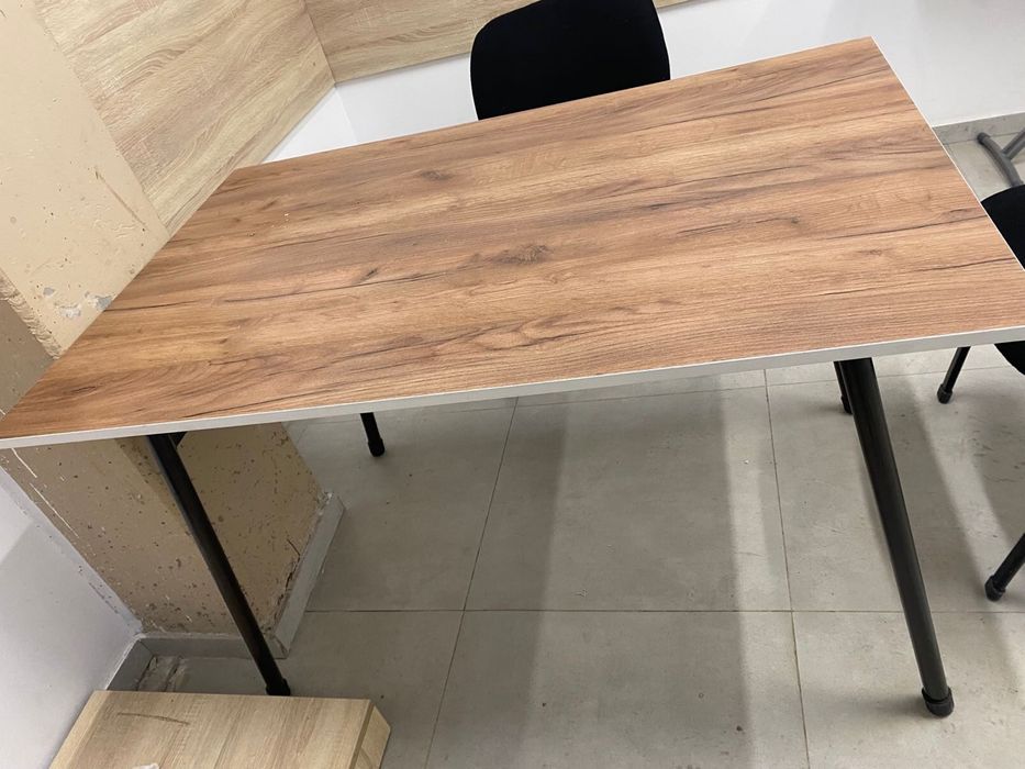 Обеденный стол .