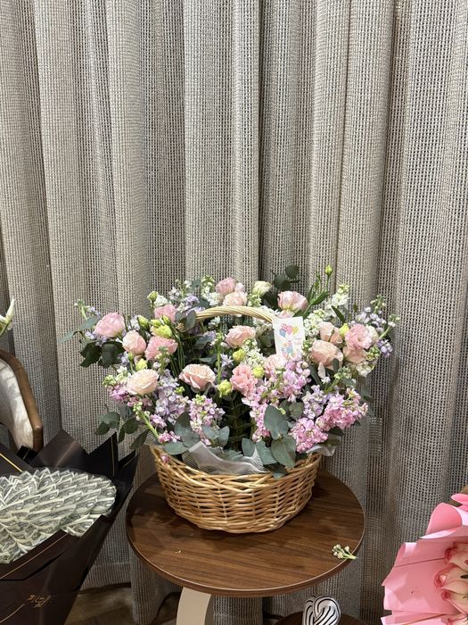 Цветы розы сирен с корзине
