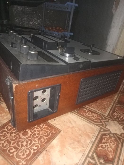 Продам, магнитофон - бобинный.