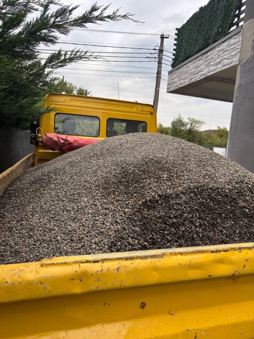 Transport cu auto de 7.5 Tone nisip, pamant vegetal, umplutura, piatra de cariera precum si alte materiale.