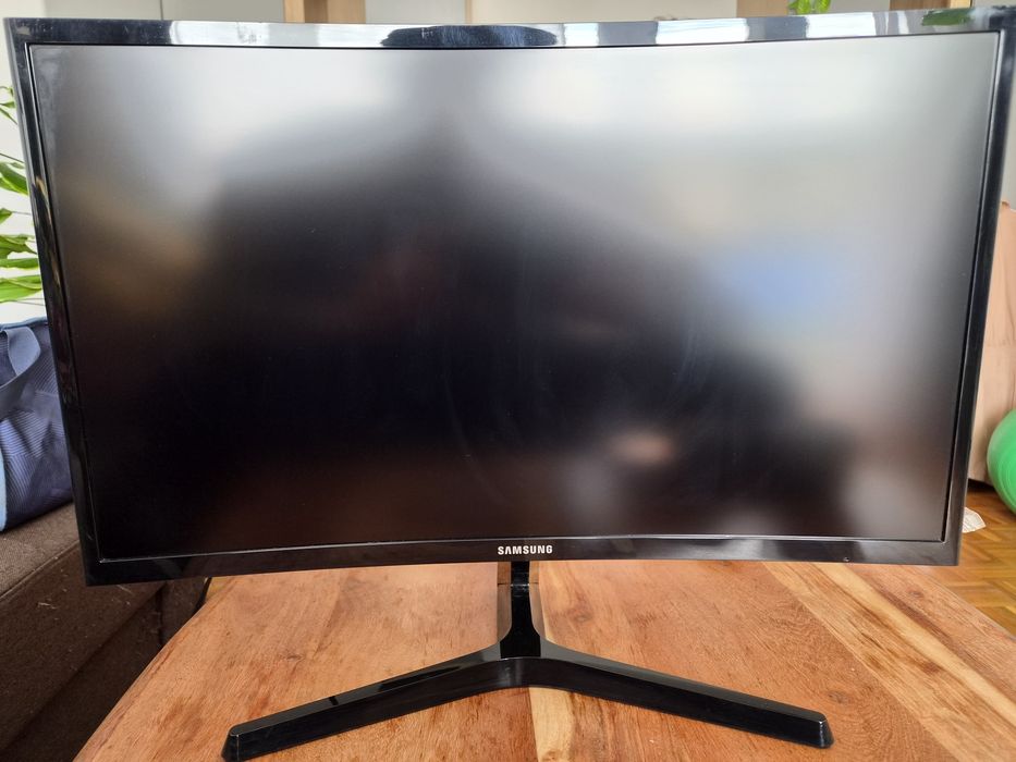 Monitor curbat Samsung