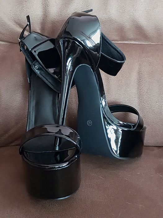 42 Черни лачени сандали на платформа с ток 16.5 и Черна лачена рокля