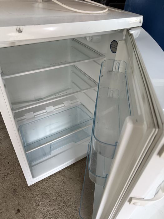 Малък хладилник Amica