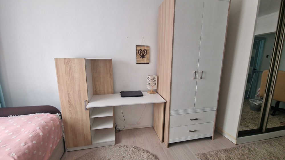 Продам стол и шкаф