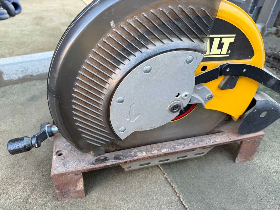 Fierăstrău circular pentru debitare metal, DEWALT DW872, 230 V, 2200