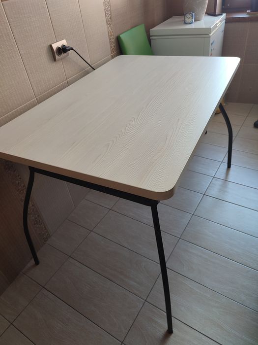 Продается кухонный стол.