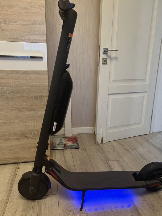 Продам Электро самокат ninebot KickScooter ES4