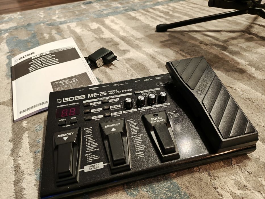 Amplificator Marshall,procesor efecte Boss ME25, microfon