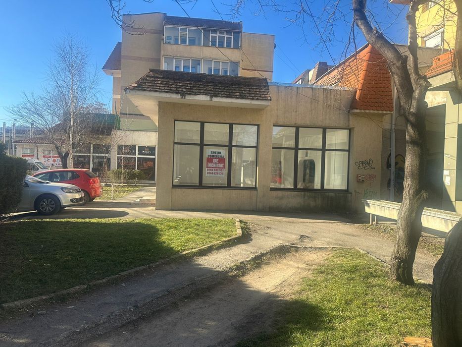 Vând spațiu comercial